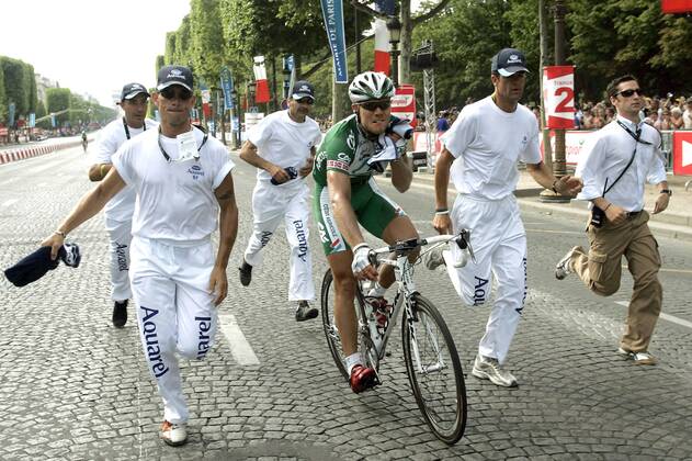 Thor Hushovd (Norwegen Credit Agricole) bei der Ehrenrunde auf der Champs Elysees - Radsport Herren Tour de France 2006 ProTour Straße Rad Straßenradsport Gruppe Paris, Champs Elysees Elysee Radsport Herren Tour de France 2006 ProTour Straße Rad Straßenradsport Gruppe Paris, Champs Elysees Elysee