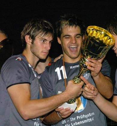 U20 Europameister Deutschland: Uwe Gensheimer (li.) und Michael Allendorf mit dem Pokal Handball Länderspiel Herren Junioren EM 2006, Nationalteam, Nationaltrikot, Deutschland, Finale, Endspiel, Vdig Gruppe Innsbruck Freude, Begeisterung, Handball Länderspiel Herren Junioren EM 2006, Nationalteam, Nationaltrikot, Deutschland, Finale, Endspiel, Vdig Gruppe Innsbruck Freude, Begeisterung,