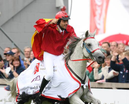 Miguel Vila Ubach (Spanien), Weltmeister 2006 im 160 km Distanzreiten, dreht auf Hungares seine Ehrenrunde Pferdesport WM Herren World Equestrian Games 2006, Weltreiterspiele, Reiten, Reitsport, Distanzreiten, Langstrecke Einzelbild Aachen, Aufmacher Dynamik, Freude, Pferdesport WM Herren World Equestrian Games 2006, Weltreiterspiele, Reiten, Reitsport, Distanzreiten, Langstrecke Einzelbild Aachen, Aufmacher Dynamik, Freude,