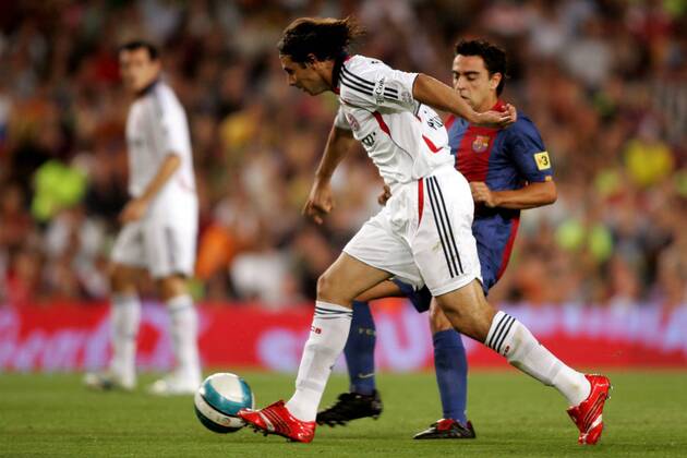 Claudio Pizarro (Bayern, li.) gegen Xavi (FC Barcelona) -  Fußball Herren Trofeo Joan Gamper 2006 2007, FC Barcelona - FC Bayern München 4:0, Barca Gruppe Testspiel, Test Barcelona Dynamik, Fußball Herren Trofeo Joan Gamper 2006 2007, FC Barcelona - FC Bayern München 4:0, Barca Gruppe Testspiel, Test Barcelona Dynamik,
