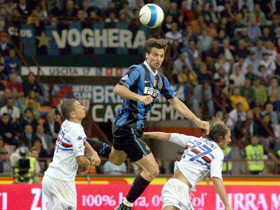 Zlatan Ibrahimovic (Inter, Mitte) gegen Cristiano Zenoni (re.) und Angelo Palombo (beide Sampdoria Genua) - Fußball Herren Serie A 2006 2007, 1. Italienische Liga, FC Internazionale Mailand - Sampdoria Genua 1:1 Gruppe Mailand Dynamik, Fußball Herren Serie A 2006 2007, 1. Italienische Liga, FC Internazionale Mailand - Sampdoria Genua 1:1 Gruppe Mailand Dynamik,