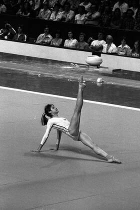 Nadia Comaneci (Rumänien) - Bodenturnen Turnen OS Sommer Damen Olympische Spiele 1976, Sommerspiele, Geräteturnen, Kunstturnen Einzelbild Montreal Turnen OS Sommer Damen Olympische Spiele 1976, Sommerspiele, Geräteturnen, Kunstturnen Einzelbild Montreal