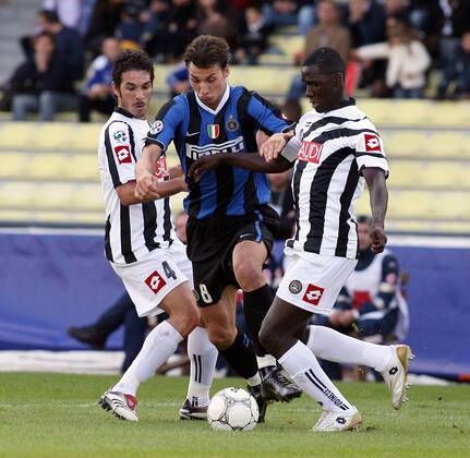 Zlatan Ibrahimovic (Inter, Mitte) gegen Cristian Zapata (re.) und Gaetano D Agostino (beide Udine) - Fußball Herren Serie A 2006 2007, 1. Italienische Liga, Udinese Calcio - FC Internazionale Mailand 0:0 Gruppe Udine Dynamik, Fußball Herren Serie A 2006 2007, 1. Italienische Liga, Udinese Calcio - FC Internazionale Mailand 0:0 Gruppe Udine Dynamik,
