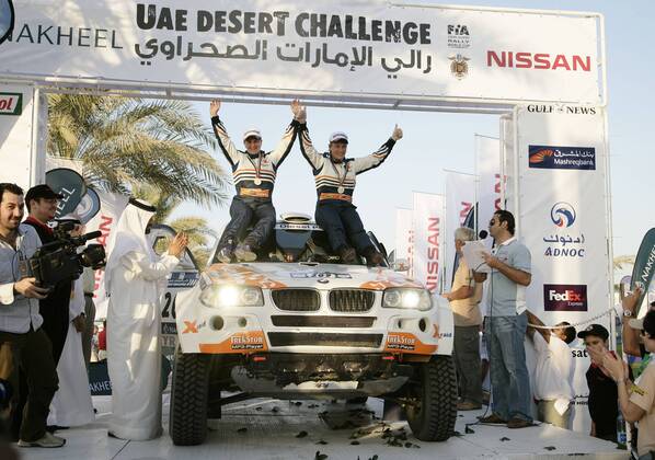 Jutta Kleinschmidt (Deutschland, re.) und ihre Beifahrerin Tina Thörner (Schweden) feiern ihren Tagessieg bei der UAE Desert Challenge 2006 auf ihrem BMX X3 Motorsport Damen UAE Desert Challenge 2006, Rallyesport, Rallye, Wüstenrally, Wüstenrallye, VAE Totale Freude, Motorsport Damen UAE Desert Challenge 2006, Rallyesport, Rallye, Wüstenrally, Wüstenrallye, VAE Totale Freude,