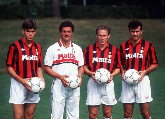 Trainer Fabio Capello (2. v. li.) mit Zvonimir Boban (li.) Jean Pierre Papin (2. v. re.) und Dejan Savicevic (alle Milan) -  (pan1357) Fußball Herren Serie A 1994 1995, 1. Italienische Liga, AC Mailand Gruppe Mailand Fußball Herren Serie A 1994 1995, 1. Italienische Liga, AC Mailand Gruppe Mailand  