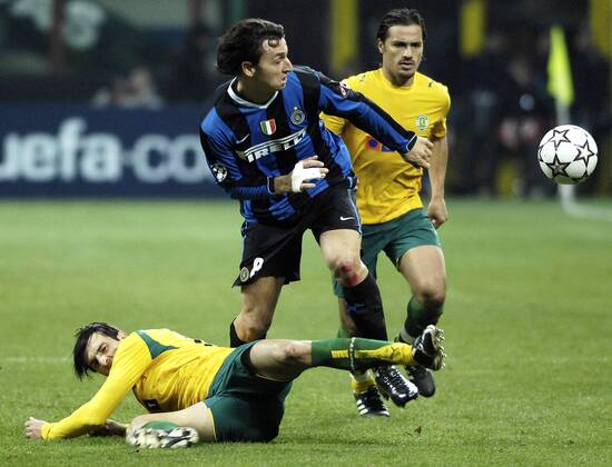 Zlatan Ibrahimovic (Inter, Mitte) gegen Carlos Paredes (re.) und Tonel (beide Sporting Lissabon) Fußball EC 1 Herren Champions League 2006 2007, FC Internazionale Mailand - Sporting Lissabon 1:0, Inter Gruppe Mailand Dynamik, Kampf, Fußball EC 1 Herren Champions League 2006 2007, FC Internazionale Mailand - Sporting Lissabon 1:0, Inter Gruppe Mailand Dynamik, Kampf,