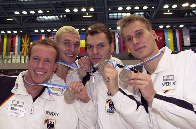 Vizeeuropameister Deutschland mit der 4x200m Freistilstaffel, v.li.: Lars Conrad, Stefan Herbst, Stefan Pohl und Moritz Zimmer Schwimmen EM Herren Europameisterschaft 2002, Siegerehrung, Podium, Podest, Gruppe Berlin Freude, Schwimmen EM Herren Europameisterschaft 2002, Siegerehrung, Podium, Podest, Gruppe Berlin Freude,