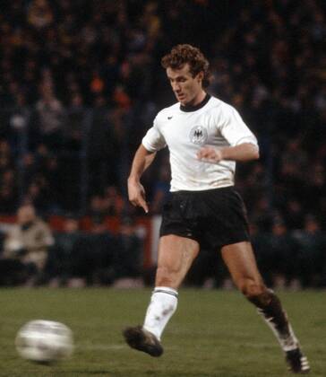 Rainer Bonhof (BR Deutschland) am Ball Fußball Länderspiel Herren Freundschaftsspiel 1977, Test, Testspiel, Nationalteam, Nationaltrikot, Vneg Einzelbild Dynamik, Fußball Länderspiel Herren Freundschaftsspiel 1977, Test, Testspiel, Nationalteam, Nationaltrikot, Vneg Einzelbild Dynamik,