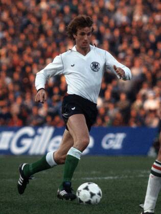 Rainer Bonhof (BR Deutschland) am Ball Fußball Länderspiel Herren WM 1978, Nationalteam, Nationaltrikot, Gruppe 2, Vneg Einzelbild La Plata Dynamik, Fußball Länderspiel Herren WM 1978, Nationalteam, Nationaltrikot, Gruppe 2, Vneg Einzelbild La Plata Dynamik,