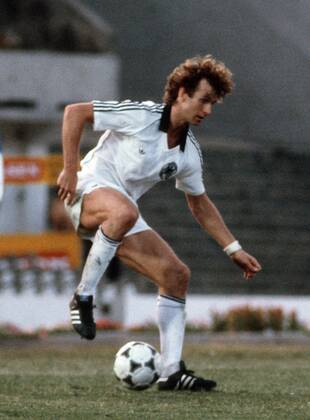 Rainer Bonhof (BR Deutschland) am Ball Fußball Länderspiel Herren Copa de Oro 1981, Nationalteam, Nationaltrikot, Vneg Einzelbild Montevideo Dynamik, Fußball Länderspiel Herren Copa de Oro 1981, Nationalteam, Nationaltrikot, Vneg Einzelbild Montevideo Dynamik,