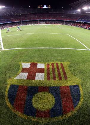 Vereinswappen des FC Barcelona auf dem Rasen der Heimspielstätte Estadio Nou Camp Fußball EC 1 Herren Champions League 2006 2007, FC Barcelona, Barca Totale Nou Camp Barcelona Fußball EC 1 Herren Champions League 2006 2007, FC Barcelona, Barca Totale Nou Camp Barcelona