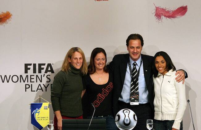 Pressekonferenz zur FIFA World Womens Player Gala 2006: FIFA Kommunikationschef Markus Siegler (2.v.re., Schweiz) mit Kristine Lilly (USA, li.), Renate Lingor (Deutschland 1. FFC Frankfurt, re.) und Marta (Brasilien) - Fußball Damen Wahl zum Weltfußballer des Jahres 2006, Weltfußballerin, Weltverband, Weltfußballverband, Vdig Gruppe Frauen, Frauenfußball Zürich Funktionär, Verbandsführung, Verband Fußball Damen Wahl zum Weltfußballer des Jahres 2006, Weltfußballerin, Weltverband, Weltfußballverband, Vdig Gruppe Frauen, Frauenfußball Zürich Funktionär, Verbandsführung, Verband