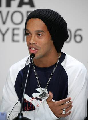 Ronaldinho (Brasilien FC Barcelona) während der Pressekonferenz zur FIFA World Player Gala 2006 -  Fußball Herren Wahl zum Weltfußballer des Jahres 2006, Weltverband, Weltfußballverband Einzelbild Mikro Mikrofon Mütze Kopfbedeckung Zürich Fußball Herren Wahl zum Weltfußballer des Jahres 2006, Weltverband, Weltfußballverband Einzelbild Mikro Mikrofon Mütze Kopfbedeckung Zürich