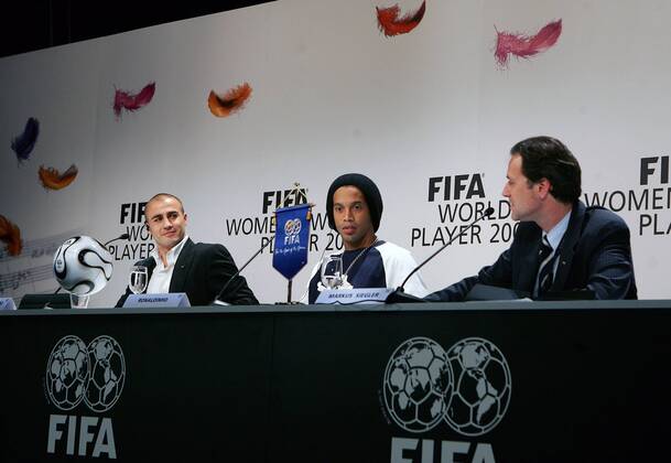Pressekonferenz zur FIFA World Player Gala 2006, v.li.: Fabio Cannavaro (Italien Real Madrid CF) - Weltfußballer des Jahres 2006 -, Ronaldinho (Brasilien FC Barcelona) und FIFA Kommunikationschef Markus Siegler (Schweiz) -  Fußball Herren Wahl zum Weltfußballer des Jahres 2006, Weltverband, Weltfußballverband Gruppe Zürich Fußball Herren Wahl zum Weltfußballer des Jahres 2006, Weltverband, Weltfußballverband Gruppe Zürich