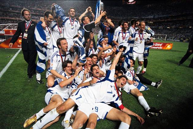 Fußball, EM Finale 2004 in Lissabon, Portugal - Griechenland 0:1 Griechenland ist Europameister 2004 - Theodoros Zagorakis (vorn re.), Angelos Charisteas (vorn Mitte) und Nationaltrainer Otto Rehhagel (hi. 5.v.li.) feiern mit der Mannschaft - Fußball EM Herren Euro 2004, Länderspiel, Nationalteam, Finale, Endspiel, Nationaltrikot Totale o0 Pokal Trophäe Lissabon Freude, Begeisterung, Fußball EM Herren Euro 2004, Länderspiel, Nationalteam, Finale, Endspiel, Nationaltrikot Totale o0 Pokal Trophäe Lissabon Freude, Begeisterung,