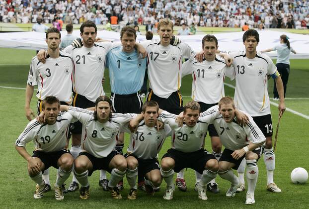 Mannschaftsfoto Deutschland, hi.v.li.: Arne Friedrich, Christoph Metzelder, Torwart Jens Lehmann, Per Mertesacker, Miroslav Klose, Michael Ballack; vorn: Bernd Schneider, Torsten Frings, Philipp Lahm, Lukas Podolski und Bastian Schweinsteiger Fußball WM Herren WM 2006, Länderspiel, Nationalteam, Nationaltrikot, Viertelfinale, Totale Berlin Fußball WM Herren WM 2006, Länderspiel, Nationalteam, Nationaltrikot, Viertelfinale, Totale Berlin