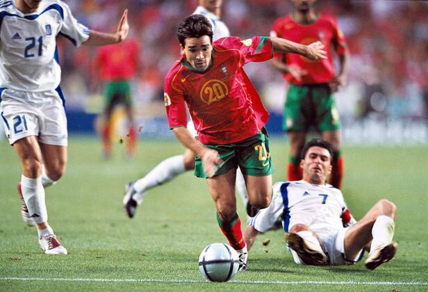 Fußball, EM Finale 2004 in Lissabon, Portugal - Griechenland 0:1 Deco (Portugal) setzt sich im Duell durch - Fußball EM Herren Euro 2004, Länderspiel, Nationalteam, Finale, Endspiel, Nationaltrikot, Portugal - Griechenland 0:1 Gruppe Lissabon Dynamik, Fußball EM Herren Euro 2004, Länderspiel, Nationalteam, Finale, Endspiel, Nationaltrikot, Portugal - Griechenland 0:1 Gruppe Lissabon Dynamik,