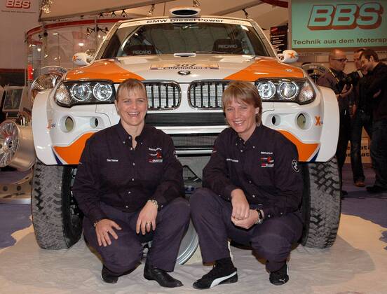 Jutta Kleinschmidt (Deutschland, re.) und Beifahrerin Tina Thörner (Schweden) vor ihrem neuen BMW X Raid Dakar Motorsport Damen Vorschau Rallye Dakar 2007, Rallyesport, Langstrecke, Langstreckenrallye, Gruppe Beifahrer Essen Motorsport Damen Vorschau Rallye Dakar 2007, Rallyesport, Langstrecke, Langstreckenrallye, Gruppe Beifahrer Essen