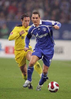 Peter Lövenkrands (Schalke, vorn) gegen Laurentiu Aurelian Reghecampf (Aachen) Fußball 1. BL Herren Saison 2006 2007, FC Schalke 04 - Alemannia Aachen 2:1 Gruppe Gelsenkirchen Dynamik, Fußball 1. BL Herren Saison 2006 2007, FC Schalke 04 - Alemannia Aachen 2:1 Gruppe Gelsenkirchen Dynamik,