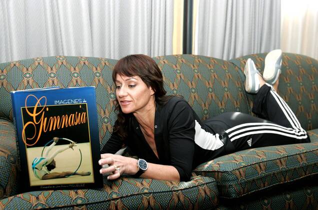 Nadia Comaneci (Rumänien) liest ein Buch -  Turnen Damen Shooting 2007, Fotoshooting, Fototermin, Kunstturnen, Gerätturnen o0 Fotostory, Homestory Einzelbild Turnen Damen Shooting 2007, Fotoshooting, Fototermin, Kunstturnen, Gerätturnen o0 Fotostory, Homestory Einzelbild
