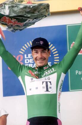 Siegerehrung: Erik Zabel (Deutschland Team Telekom) gewinnt 20. Etappe der Tour de France 2000 -  Radsport Herren 87. Tour de France 2000, Straßenradsport, Straße, Rad, Vneg Einzelbild 20. Etappe: Belfort - Troyes Freude, Radsport Herren 87. Tour de France 2000, Straßenradsport, Straße, Rad, Vneg Einzelbild 20. Etappe: Belfort - Troyes Freude,