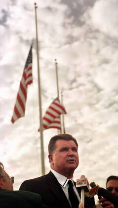 Ex Trainer Mike Ditka (Chicago Bears) im Interview am Rande einer Trauerfeier für Walter Payton, während sogar die stars and stripes auf Halbmast stehen! -  (CHI99110501) American Football Herren NFL 1999 Einzelbild Barrington American Football Herren NFL 1999 Einzelbild Barrington