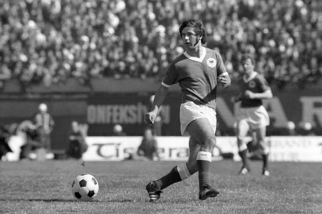 Gerd Müller (BR Deutschland) am Ball Fußball Länderspiel Herren EM Qualifikation 1971, Nationalmannschaft, Nationaltrikot, BRD Einzelbild Istanbul Dynamik, Fußball Länderspiel Herren EM Qualifikation 1971, Nationalmannschaft, Nationaltrikot, BRD Einzelbild Istanbul Dynamik,
