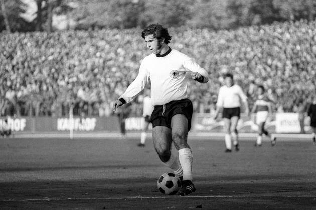 Gerd Müller (BR Deutschland) am Ball Fußball Länderspiel Herren EM Qualifikation 1970, Nationalmannschaft, Nationaltrikot, BRD, Vneg, Vsw Einzelbild Köln Dynamik, Fußball Länderspiel Herren EM Qualifikation 1970, Nationalmannschaft, Nationaltrikot, BRD, Vneg, Vsw Einzelbild Köln Dynamik,