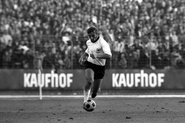Reinhard Stan Libuda (BR Deutschland) am Ball Fußball Länderspiel Herren EM Qualifikation 1970, Nationalmannschaft, Nationaltrikot, BRD, Vneg, Vsw Einzelbild Köln Dynamik, Fußball Länderspiel Herren EM Qualifikation 1970, Nationalmannschaft, Nationaltrikot, BRD, Vneg, Vsw Einzelbild Köln Dynamik,