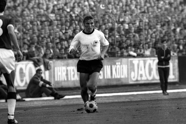 Reinhard Stan Libuda (BR Deutschland) am Ball Fußball Länderspiel Herren EM Qualifikation 1970, Nationalmannschaft, Nationaltrikot, BRD, Vneg, Vsw Einzelbild Köln Dynamik, Fußball Länderspiel Herren EM Qualifikation 1970, Nationalmannschaft, Nationaltrikot, BRD, Vneg, Vsw Einzelbild Köln Dynamik,