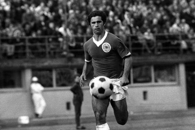Gerd Müller (BR Deutschland) am Ball Fußball Länderspiel Herren Freundschaftsspiel 1969, Test, Testspiel, Nationalmannschaft, Nationaltrikot, BRD, Vneg, Vsw Einzelbild Wien Dynamik, Fußball Länderspiel Herren Freundschaftsspiel 1969, Test, Testspiel, Nationalmannschaft, Nationaltrikot, BRD, Vneg, Vsw Einzelbild Wien Dynamik,