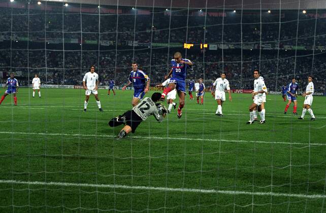 Fußball, EM Finale 2000 in Rotterdam, Frankreich - Italien 2-1 n.V. Torwart Francesco Toldo (Italien) fängt den Ball vor David Trezeguet (Mitte), daneben schaut Zinedine Zidane (beide Frankreich, 3.v.li.) zu - Fußball Länderspiel Herren EM 2000, Nationalmannschaft, Nationaltrikot, Finale, Endspiel, Frankreich - Italien 2:1 n.V. Totale Rotterdam Abwehr, Dynamik, Fußball Länderspiel Herren EM 2000, Nationalmannschaft, Nationaltrikot, Finale, Endspiel, Frankreich - Italien 2:1 n.V. Totale Rotterdam Abwehr, Dynamik,