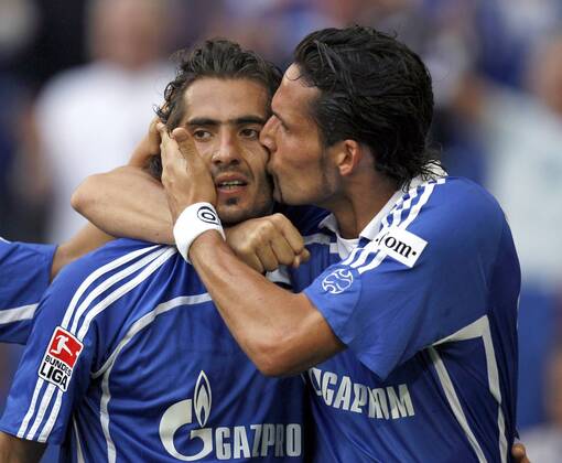 Torjubel Schalke - Torschütze Kevin Kuranyi (re.) dankt Vorbereiter Hamit Altintop Fußball 1. BL Herren Saison 2006 2007, FC Schalke 04 Gruppe Gelsenkirchen Freude, Fußball 1. BL Herren Saison 2006 2007, FC Schalke 04 Gruppe Gelsenkirchen Freude,