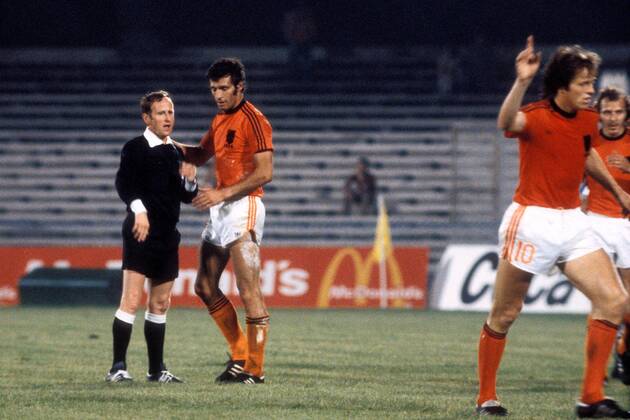 FIFA Schiedsrichter Adolf Prokop (DDR) im Gespräch mit Dick Nanninga (Niederlande, 2.v.li.) Fußball Länderspiel Herren EM 1980, Nationalmannschaft, Nationaltrikot, Gruppe A Gruppe Neapel Fußball Länderspiel Herren EM 1980, Nationalmannschaft, Nationaltrikot, Gruppe A Gruppe Neapel
