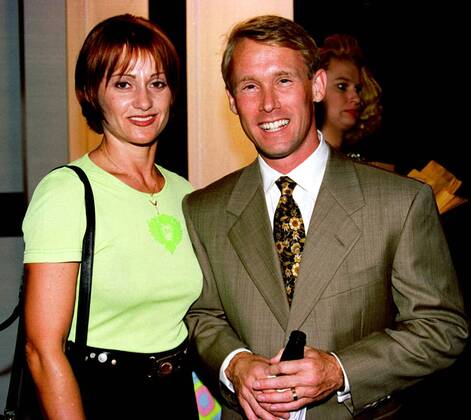 Turnlegende Nadia Comaneci (Rumänien, li.) und ihr Ehemann Bart Conner (USA) anlässlich der 31. Annual Victor Awards 1997 in Las Vegas -  (lav97062203) Turnen Damen 31. Annual Victor Awards 1997, Award Gruppe Las Vegas Turnen Damen 31. Annual Victor Awards 1997, Award Gruppe Las Vegas
