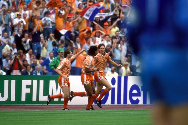 Fußball, EM Finale 1988 in München, Niederlande - Sowjetunion 2:0 Torjubel Niederlande, v.li.: Jan Wouters, Frank Rijkaard und Marco van Basten Fußball Länderspiel Herren EM 1988, Nationalmannschaft, Nationaltrikot, Finale, Endspiel Gruppe o0 Tor, Treffer München Freude, Begeisterung, Fußball Länderspiel Herren EM 1988, Nationalmannschaft, Nationaltrikot, Finale, Endspiel Gruppe o0 Tor, Treffer München Freude, Begeisterung,