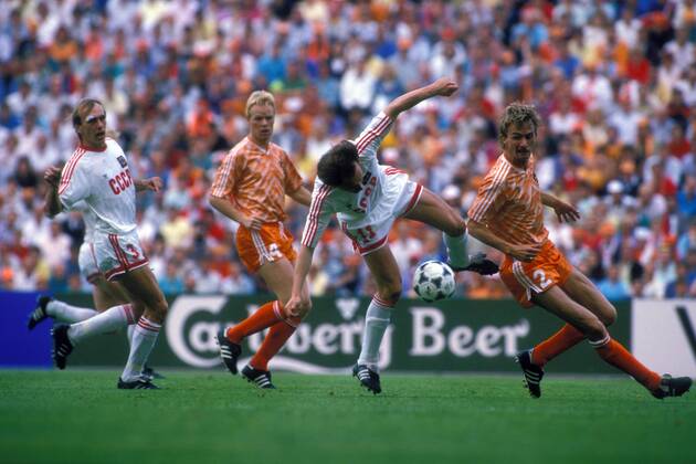 Fußball, EM Finale 1988 in München, Niederlande - Sowjetunion 2:0 Igor Belanov (UdSSR, 2.v.re.) gegen Adrie van Tiggelen (Niederlande, re.), dahinter Vagiz Khidiyatullin (UdSSR, li.) und Ronald Koeman (Niederlande) Fußball Länderspiel Herren EM 1988, Nationalmannschaft, Nationaltrikot, Finale, Endspiel, Niederlande - Sowjetunion 2:0, SU Gruppe München Dynamik, Fußball Länderspiel Herren EM 1988, Nationalmannschaft, Nationaltrikot, Finale, Endspiel, Niederlande - Sowjetunion 2:0, SU Gruppe München Dynamik,