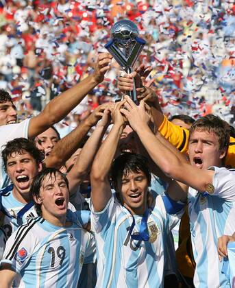 U20 Weltmeister 2007 Argentinien v.re.: Matias Cahais, Sergio Aguero, Pablo Piatti und Emiliano Insua präsentieren die Trophäe Fußball WM Herren U20 WM 2007, U 20 Junioren, Nationalteam, Länderspiel, Finale, Endspiel, Nationaltrikot Gruppe Toronto Freude, Begeisterung, Fußball WM Herren U20 WM 2007, U 20 Junioren, Nationalteam, Länderspiel, Finale, Endspiel, Nationaltrikot Gruppe Toronto Freude, Begeisterung,