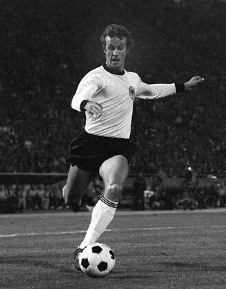 Rainer Bonhof (BR Deutschland) am Ball Fußball Länderspiel Herren EM 1976, Nationalmannschaft, Nationaltrikot Halbfinale BRD, Vneg Vsw Einzelbild Belgrad Dynamik, Fußball Länderspiel Herren EM 1976, Nationalmannschaft, Nationaltrikot Halbfinale BRD, Vneg Vsw Einzelbild Belgrad Dynamik,