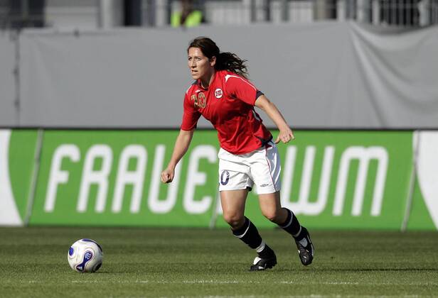 Lise Klaveness (Norwegen) am Ball Fußball Länderspiel Damen Freundschaftsspiel 2007, Test, Testspiel, Frauen, Frauenfußball, Nationaltrikot, Nationalteam Einzelbild Mainz Dynamik, Fußball Länderspiel Damen Freundschaftsspiel 2007, Test, Testspiel, Frauen, Frauenfußball, Nationaltrikot, Nationalteam Einzelbild Mainz Dynamik,