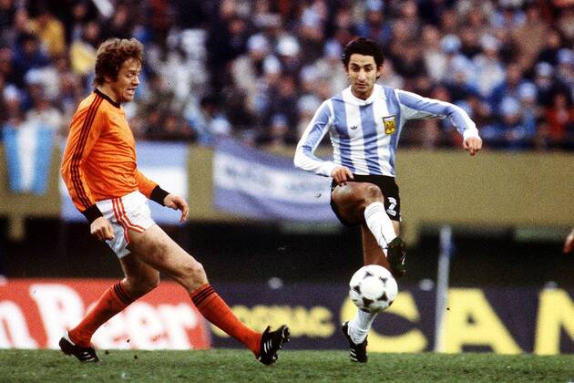Osvaldo Ardiles (Argentinien, re.) am Ball, daneben Arie Haan (Niederlande) - Fußball Länderspiel Herren WM 1978, Nationalmannschaft, Nationaltrikot, Finale, Endspiel Gruppe Buenos Aires Dynamik, Fußball Länderspiel Herren WM 1978, Nationalmannschaft, Nationaltrikot, Finale, Endspiel Gruppe Buenos Aires Dynamik,