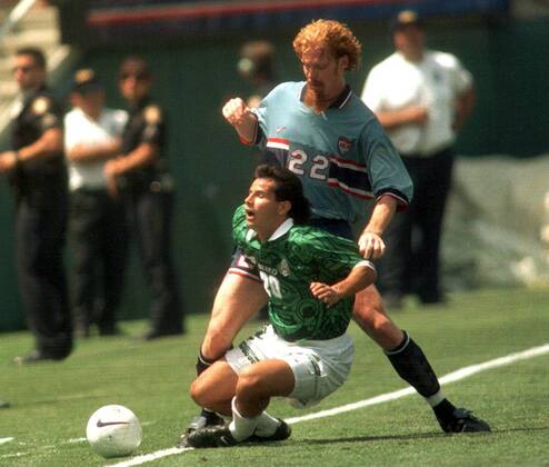 Jose Manuel Abundis (Mexiko, vorn) gegen Alexi Lalas (USA) - (LAP9606160418020093) Fußball Länderspiel Herren US Cup 1996, Nationalmannschaft, Nationaltrikot, USA - Mexiko 2:2 Gruppe Pasadena, Los Angeles, LA, L.A. Dynamik, Kampf, Fußball Länderspiel Herren US Cup 1996, Nationalmannschaft, Nationaltrikot, USA - Mexiko 2:2 Gruppe Pasadena, Los Angeles, LA, L.A. Dynamik, Kampf,