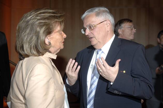 DFB Präsident Dr. Theo Zwanziger im Gespräch mit Charlotte Knobloch (beide Deutschland), Vizepräsidentin des Zentralrat der Juden und Vorsitzende der jüdischen Gemeinde München, anlässlich der Verleihung des Julius Hirsch Preises 2007 Fußball Herren Preisverleihung 2007, Ehrung, Auszeichnung, Gegen Rassismus, Fremdenfeindlichkeit, Antisemitismus Gruppe München Fußball Herren Preisverleihung 2007, Ehrung, Auszeichnung, Gegen Rassismus, Fremdenfeindlichkeit, Antisemitismus Gruppe München