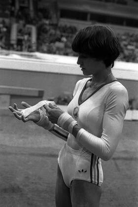 Nadia Comaneci (Rumänien) legt ihren Gelenkschutz an Turnen OS Sommer Damen Olympische Spiele Moskau 1980, Sommerspiele, Nationaltrikot, Geräteturnen, Kunstturnen Einzelbild Moskau Turnen OS Sommer Damen Olympische Spiele Moskau 1980, Sommerspiele, Nationaltrikot, Geräteturnen, Kunstturnen Einzelbild Moskau