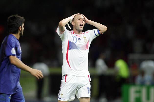 Zinedine Zidane (Frankreich, re.) verzweifelt, Gennaro Gattuso (Italien) daneben - Fußball Länderspiel Herren WM 2006, Nationalmannschaft, Nationaltrikot Finale Endspiel, Frankreich - Italien 6:4 n.E., Vdig Gruppe Berlin Enttäuschung, Fußball Länderspiel Herren WM 2006, Nationalmannschaft, Nationaltrikot Finale Endspiel, Frankreich - Italien 6:4 n.E., Vdig Gruppe Berlin Enttäuschung,