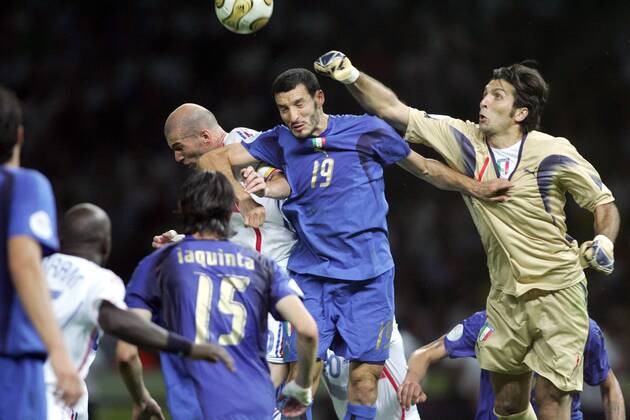 Gianluca Zambrotta (Mitte) und Torwart Gianluigi Buffon (beide Italien) gegen Zinedine Zidane (Frankreich) - Fußball Länderspiel Herren WM 2006, Nationalmannschaft, Nationaltrikot Finale Endspiel, Frankreich - Italien 6:4 n.E., Vdig Gruppe Berlin Dynamik, Abwehr, Fußball Länderspiel Herren WM 2006, Nationalmannschaft, Nationaltrikot Finale Endspiel, Frankreich - Italien 6:4 n.E., Vdig Gruppe Berlin Dynamik, Abwehr,