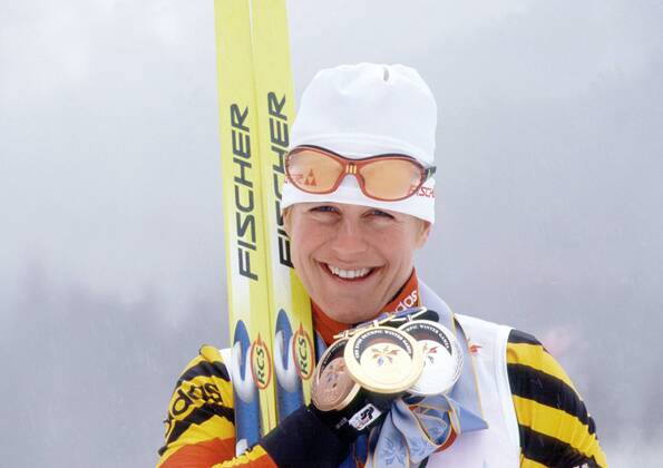 Uschi Disl (Deutschland) präsentiert ihre drei Medaillen der Olympischen Winterspiele 1998 in Nagano Biathlon OS Winter Damen Olympische Winterspiele Nagano 1998, Spiele, Einzelbild Aufnahmedatum geschätzt, Nozawa Onsen Freude, Biathlon OS Winter Damen Olympische Winterspiele Nagano 1998, Spiele, Einzelbild Aufnahmedatum geschätzt, Nozawa Onsen Freude,