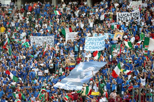 Italienische Fans mit Nationalfahnen und Plakaten auf der Tribüne des Berliner Olympiastadions -  Fußball Länderspiel Herren WM 2006, Nationalmannschaft, Italien, Finale Endspiel, Vdig Totale Berlin Fußball Länderspiel Herren WM 2006, Nationalmannschaft, Italien, Finale Endspiel, Vdig Totale Berlin