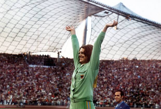 Heide Rosendahl (BR Deutschland) jubelt anlässlich ihres Olympiasieges 1972 im Weitsprung Leichtathletik OS Sommer Damen Olympische Spiele 1972, Sommerspiele, Weitsprung, weit Einzelbild Heidemarie Ecker München Begeisterung, Freude, Leichtathletik OS Sommer Damen Olympische Spiele 1972, Sommerspiele, Weitsprung, weit Einzelbild Heidemarie Ecker München Begeisterung, Freude,