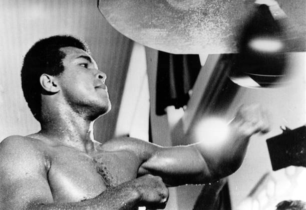 Muhammad Ali (USA) - Training am Punchingball - (ARK1974091937) Boxen Herren Boxsport 1974, Profiboxen, Schwergewicht, Punching Ball, Schlag, schlagen, Einzelbild Kinshasa Dynamik, Boxen Herren Boxsport 1974, Profiboxen, Schwergewicht, Punching Ball, Schlag, schlagen, Einzelbild Kinshasa Dynamik,